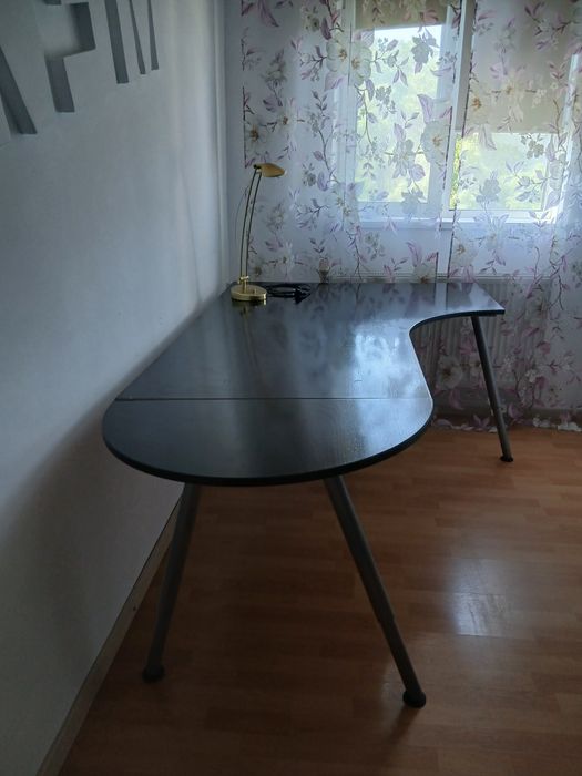 Birou pe colț cu cadru metalic