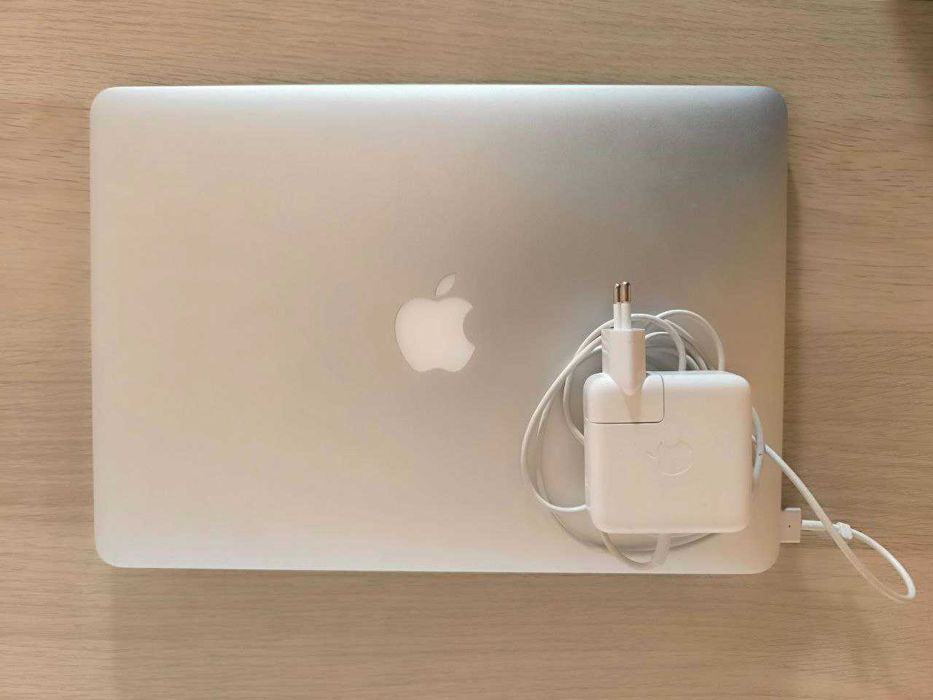 MacBook Air 13 2017, отлично състояние, със зарядно устройство