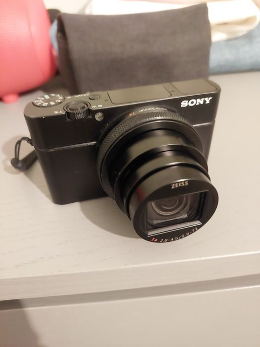 Sony Cyber-shot DSC-RX100 VII, vizibilă aici cu obiectivul său Vario-Sonnar T*.