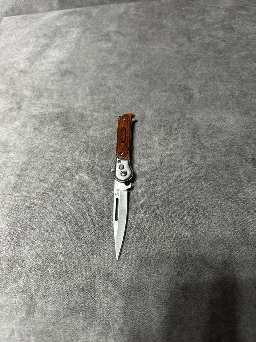 Briceag de buzunar elegant - maner cu insertie de lemn, lama ascutita