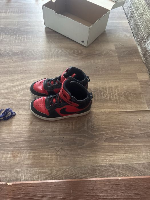 Adidașii sunt roșii și sunt noi