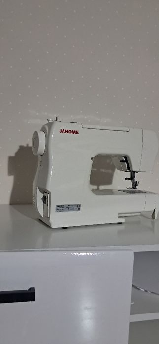 Janome RE1306 машинка швейная