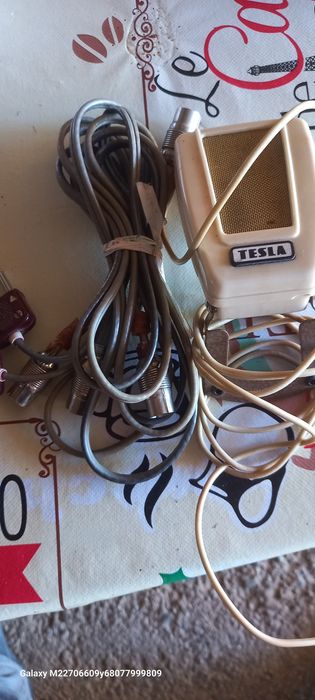 Microfon tesla cu cabluri