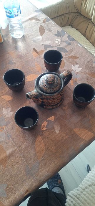 Продавам  комплект  керамичен чайник  с цедка и 4 чаши