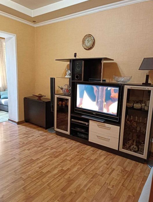 Квартира продаётся Чиланзар 1 квартал 2/4/4 высокопотолочка торговый ц