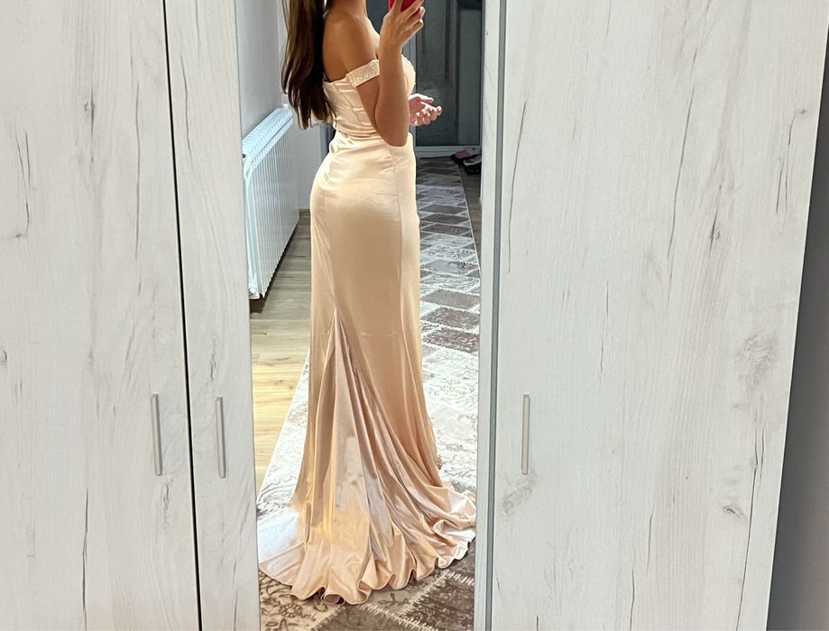 Сатенена дълга рокля