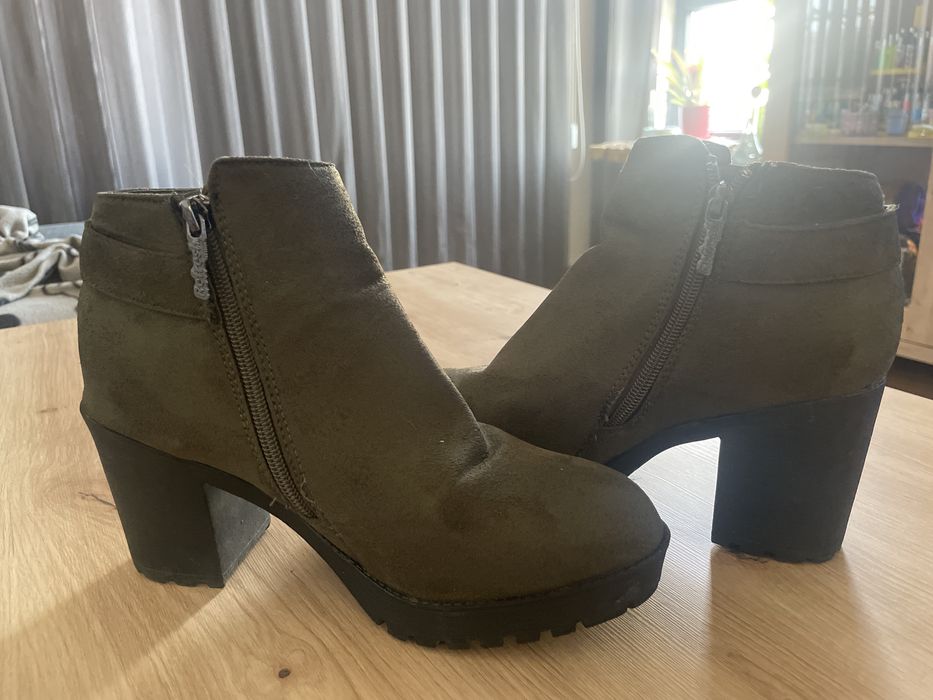 Обувки с нисък ток