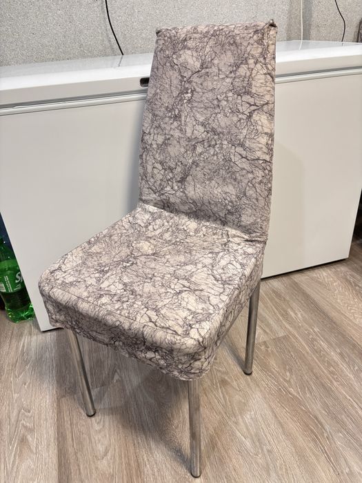 Продам стулья с чехлами