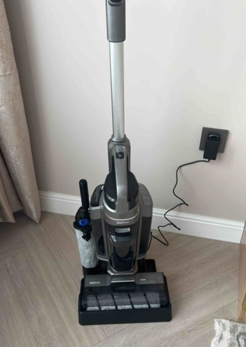 Пылесос IZZY PRO 2S черный, серебристый