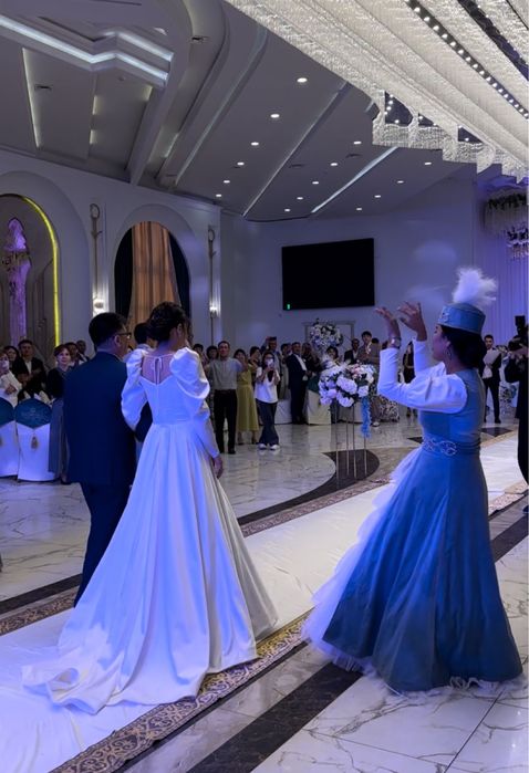 Продается  шикарное свадебное платье