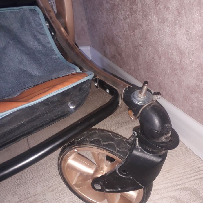 Продам коляску  требует  ремонта