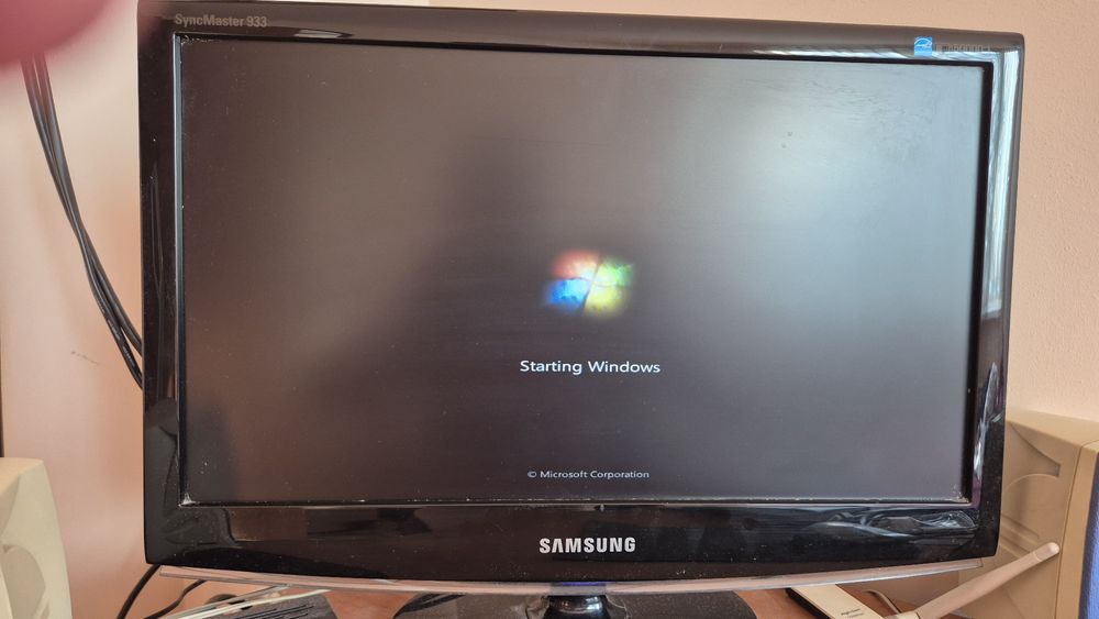 Продавам компютър с монитор