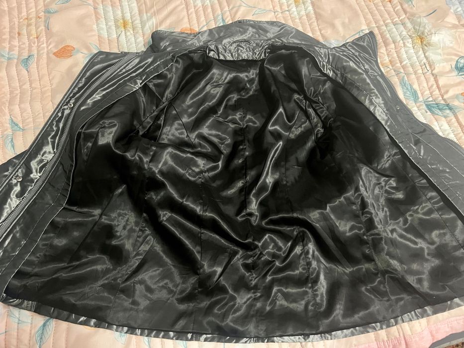 Куртка-сафари с четырьмя карманами и металлическими пуговицами.