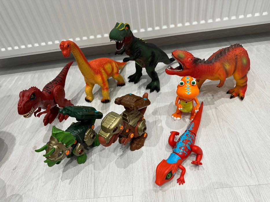 Детски коли и динозавъри