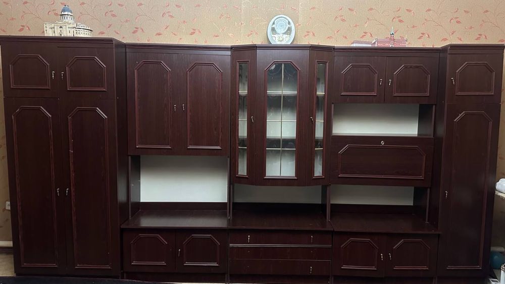 Деревянный шкаф