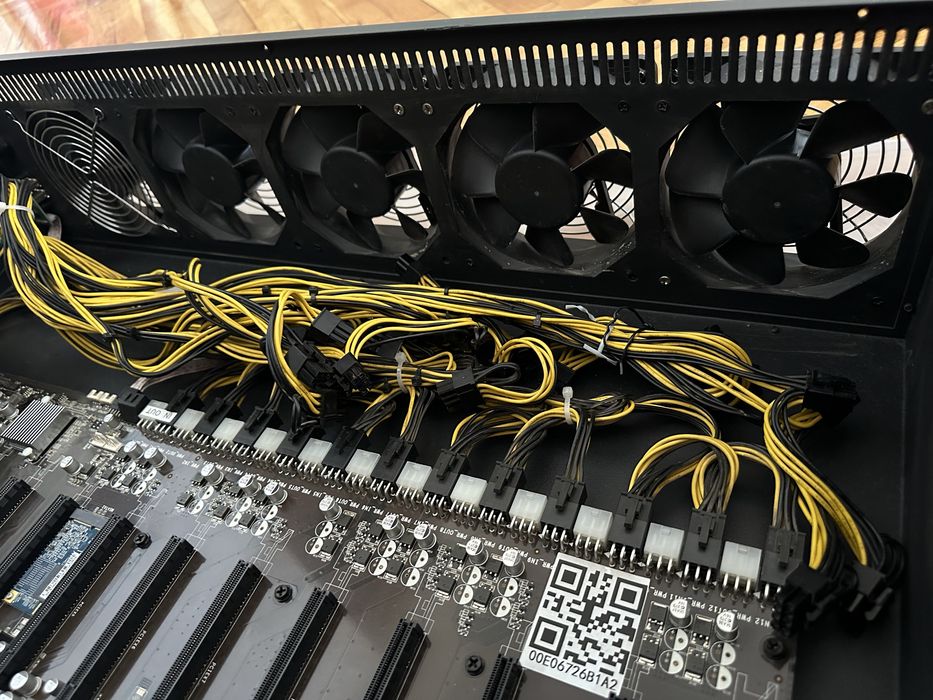 Майнинг бокс minebox за 12 карти