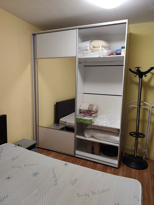 Голям гардероб с плъзгащи врати – 240×180×60 см