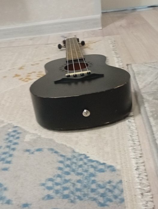 Укулеле.          .