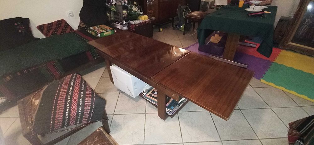 Дървена холна маса - разтегателна и в добро състояние