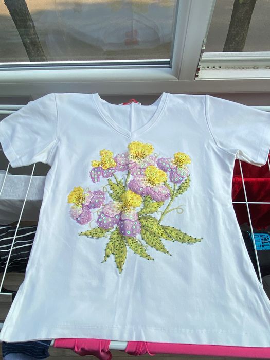 Vând Tricou fete marimea M alb cu aplicații florale si mãrgeluțe