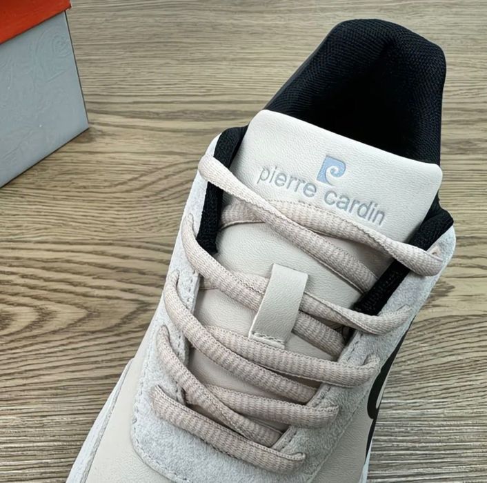 Женские кроссовки