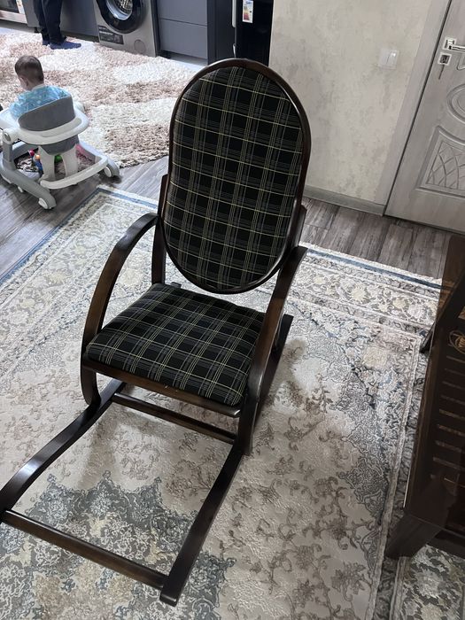 Продаю срочно кресло-качалку! В идеальным состоянии!