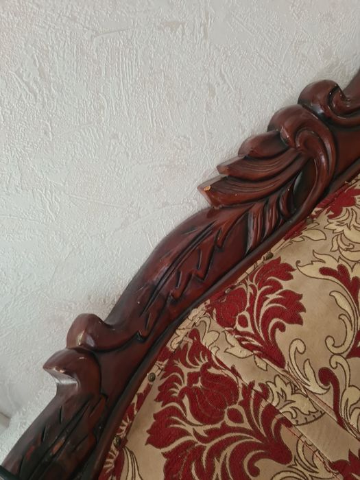 Диван из чистого красного дерева