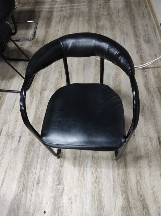 Стул офисный в хорошем состоянии.  Количество есть