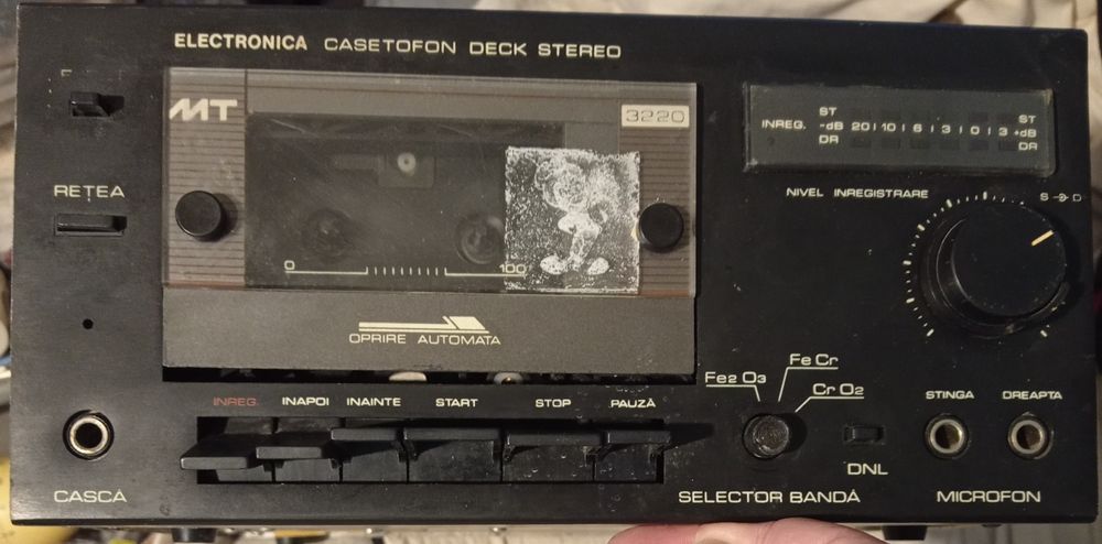 Vand sau schimb obiecte vechi.Preț în funcție de obiectul ales.