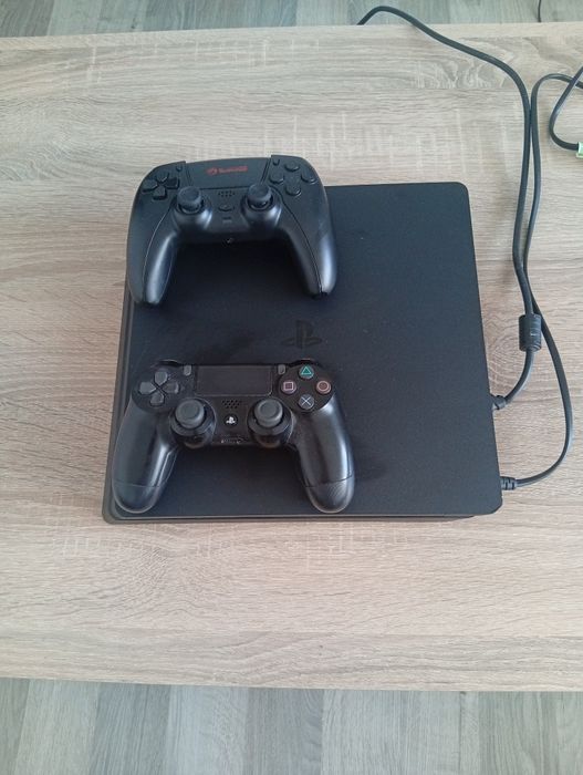 Vand ps4 impecabil cu doua manete