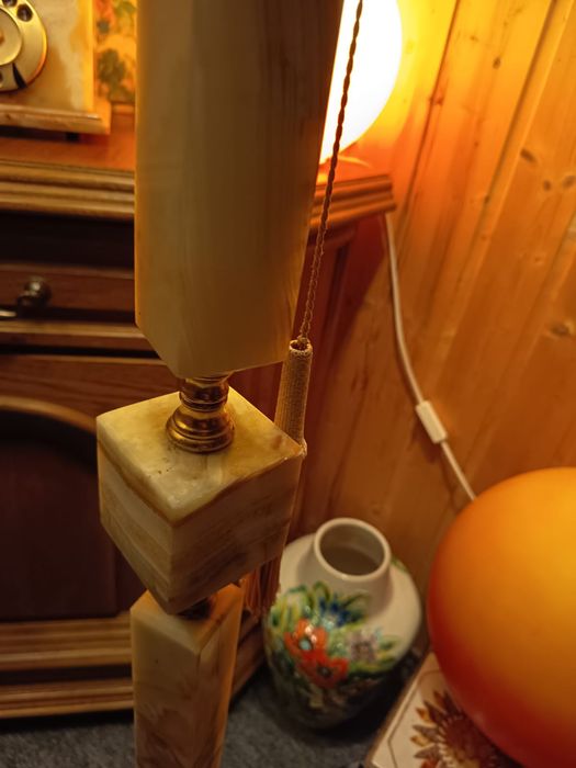 Lampadar picior marmură și abajur Tiffany