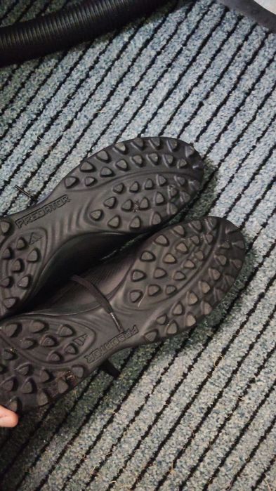 Pantofi sport Adidas special concepuți pentru jocul pe teren sintetic