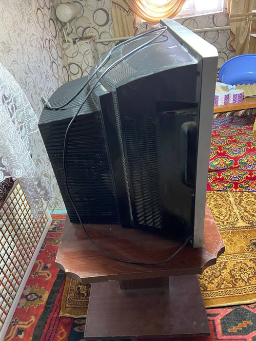 Televizor LG. Jaqsi jagdayda. Tiniq aniq korsetedi