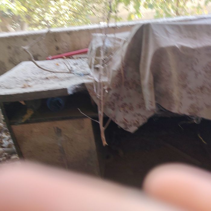 Eski stol va yogochlar o'tin uchun
