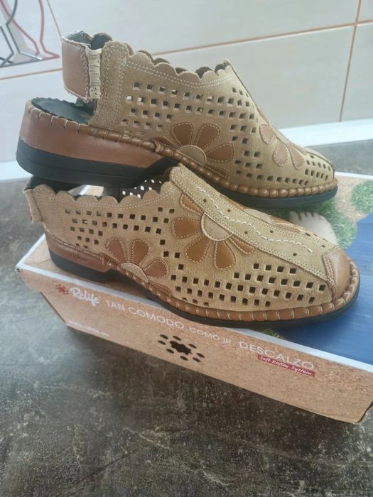 Pantofi piele intoarsa motiv floral marca Reicker
