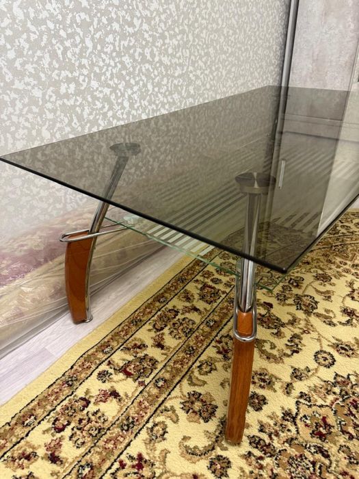 Палас и стол стеклянный