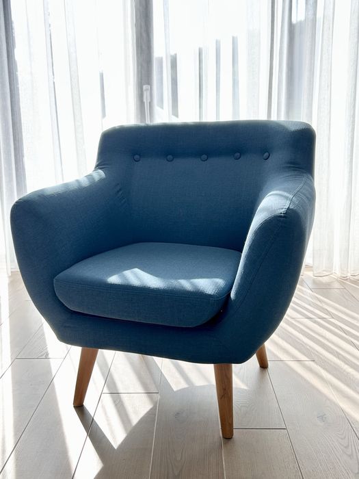 Fotoliu tesatura albastra, picioare lemn