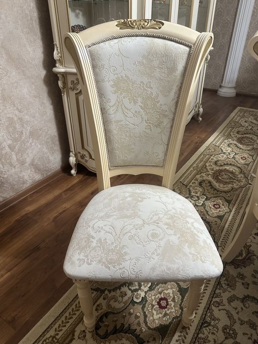 Стол со стульями для гостиной