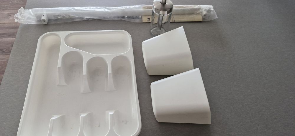 Картини и закачалка Икеа