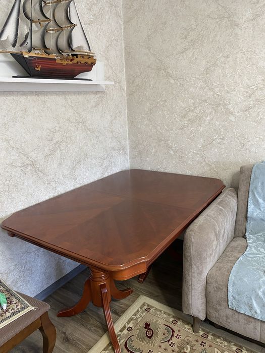 стол коричневого цвета