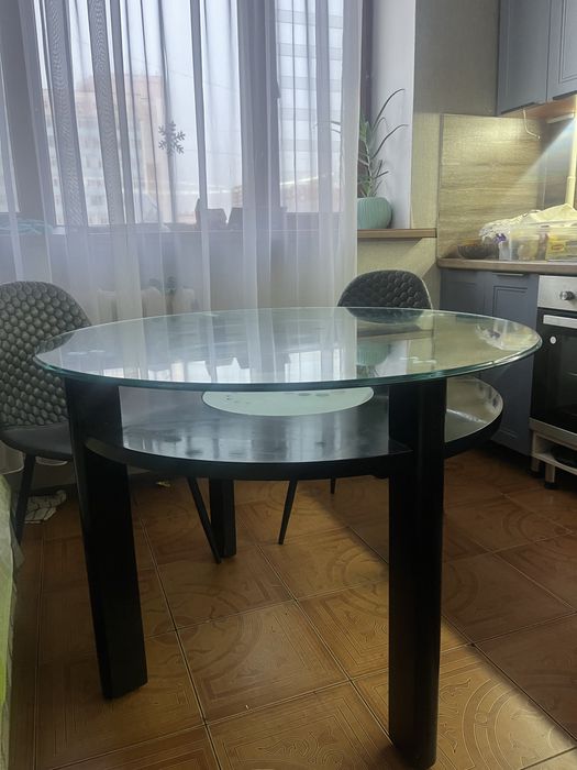 Обеденный стол ,крепкий !