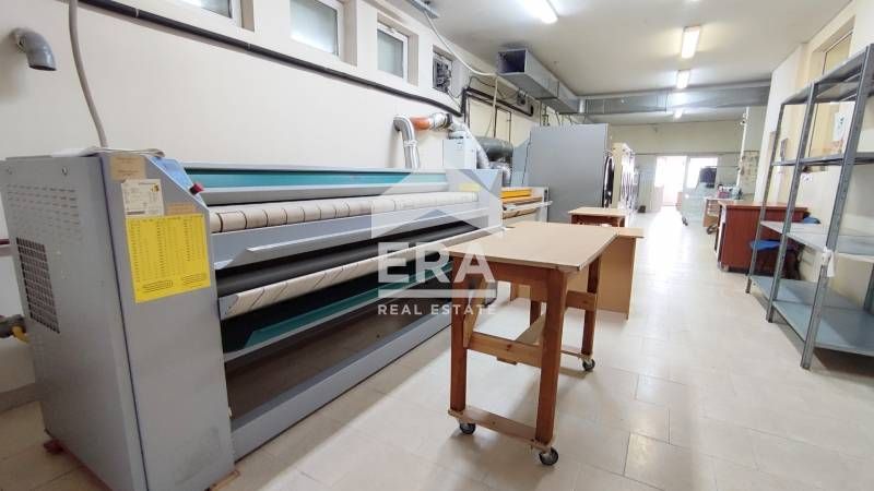 Сграда с разработен бизнес в гр. Банско