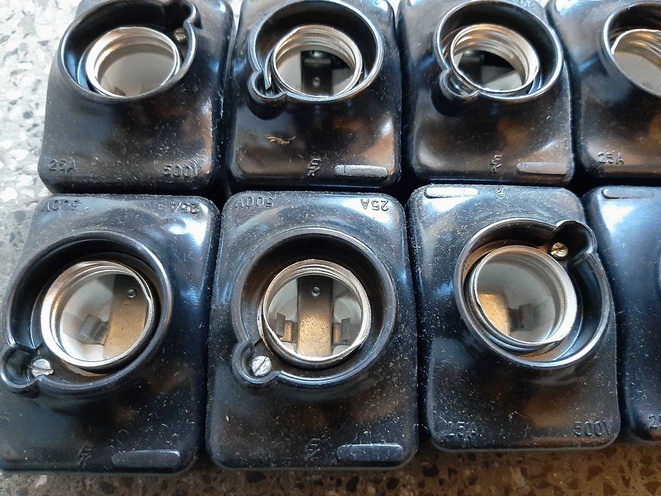 Панцер. Основи за предпазители (бушони) 25А и 63А - черни и бели.