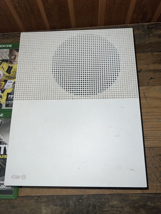 Xbox one s с 2 контролера и 3 игри работи перфектно изпращам с еконт