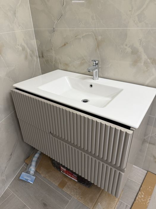 Чисто нов шкаф с мивка за баня!