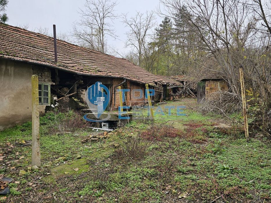 Двуетажна тухлена къща с гараж и двор в село Пиперково, област Русе
