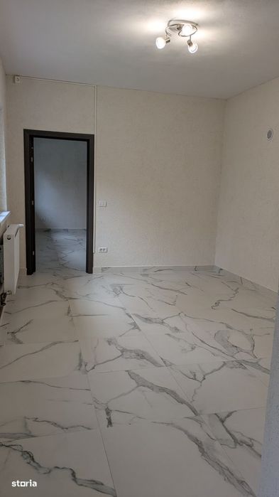 Inchiriez apartament cu curte, in centru, centrala termica!