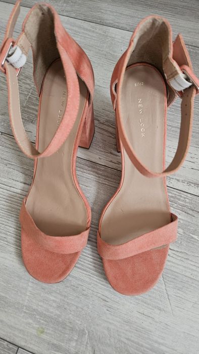 Нови сандали от велур