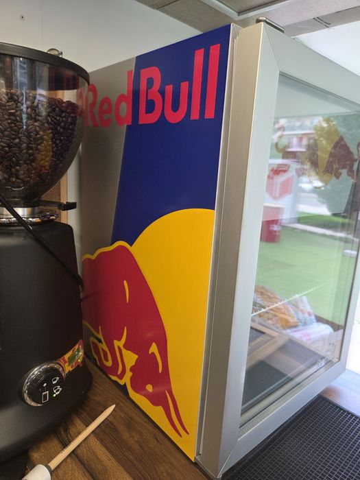 Mini frigider RedBull