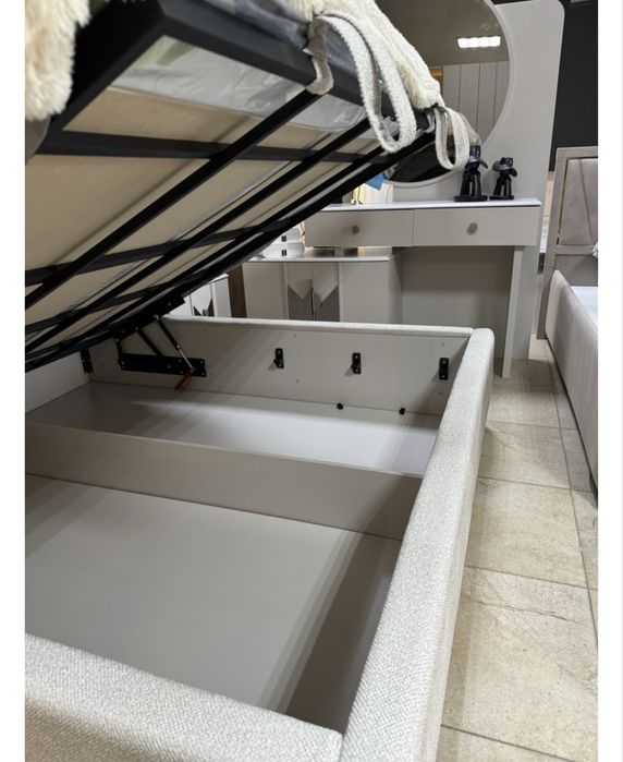 Продаётся спальный гарнитур.